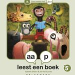 aap leest een boek