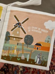 Welkom in de Achterhoek lief kleintje (stoffen knisperboekje) - Afbeelding 5