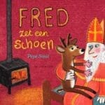 Fred zet een schoen