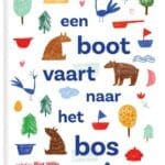 Een boot vaart naar het bos