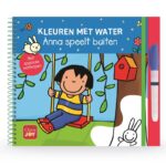 Kleuren met water. Anna speelt buiten